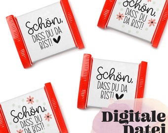 Peut inclure: Quatre étiquettes cadeaux imprimables avec des bordures rouges et des fonds blancs. Chaque étiquette présente le texte "Schön, dass du da bist!" avec un petit cœur ou un motif floral. Le texte "Digitale Datei Instant Download" est visible en bas de l'image.