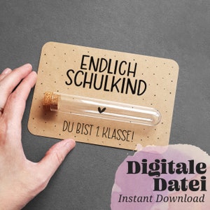 Peut inclure: Une carte marron avec le texte "ENDLICH SCHULKIND" et "DU BIST 1. KLASSE!" avec un petit tube à essai en verre avec un bouchon en liège sur le dessus. La carte a un symbole de cœur blanc. Le texte "Digitale Datei Instant Download" est sur un fond aquarelle rose et violet.