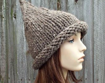 Heksenhoed, Halloweenhoed, elfenhoed, kabouterhoed, grof gebreide muts, wintermuts, dameshoed, herfstmode, heksenmuts, gerstebruin