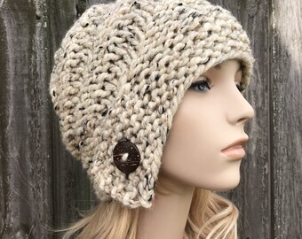 Gorro cloche tejido a mano, gorro de punto grueso, gorro de invierno color avena, cloche híbrido con diseño en espiral, gorro de punto para mujer, accesorio acogedor para el clima frío.