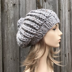 Puede incluir: Un gorro gris holgado con un patrón de punto texturizado.