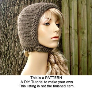 Puede incluir: Un gorro de punto marrón con una solapa que cubre las orejas. El gorro tiene un cierre de botón en el lateral. Este es un patrón para un tutorial de bricolaje para hacer tu propio gorro.