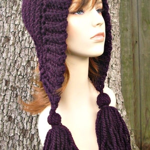 Puede incluir: Un gorro de punto morado con una capucha larga y puntiaguda y dos borlas largas. El gorro est&aacute; hecho de un hilo suave y grueso y tiene un dise&ntilde;o simple y cl&aacute;sico.