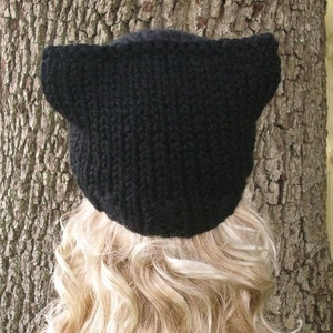 Puede incluir: Sombrero negro de punto con orejas de gato. El sombrero est&aacute; hecho de un hilo suave y c&aacute;lido, perfecto para mantener la cabeza y las orejas calientes en invierno.