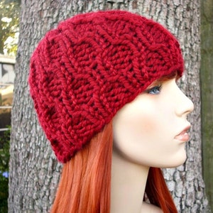 Chunky Zopfmuster Strickmütze für Männer, Frauen und Jugendliche - Cranberry-Rot taillierte Wintermütze