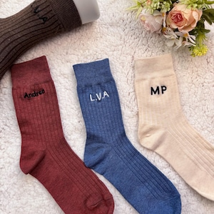 Anpassade bomullsstrumpor med broderat monogram, personliga frieristrumpor för marskalkar, anpassade bröllopspresenter, bestmansstrumpor, högkvalitativa herrstrumpor