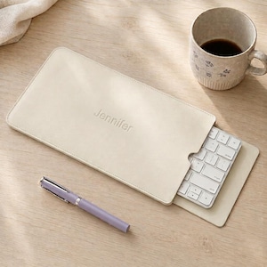 Custodia in pelle personalizzata per tastiera, cover con incisione a rilievo personalizzata per Apple Magic Keyboard e tastiere wireless compatte.