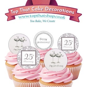 Può includere: Cupcake con glassa rosa e decorazioni commestibili. Le decorazioni mostrano "Happy Anniversary" e "25th Anniversary". L'immagine include anche il testo "Top That Cake Decorations" e un indirizzo web.