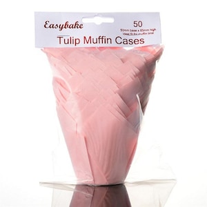 Könnte beinhalten: Eine Packung mit 50 hellrosa Tulpen-Muffinförmchen in einer durchsichtigen Plastiktüte. Die Kopfkarte enthält den Text Easybake, 50 und Tulip Muffin Cases sowie die aufgedruckten Maße von 50mm Boden x 85mm Höhe für Muffinformen.
