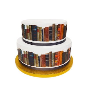 Op de afbeelding: Een witte taart met twee lagen, versierd met een rand van vintage boeken. De taart staat op een gouden taartplateau.
