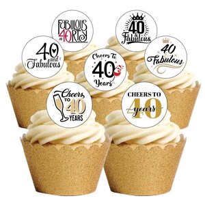 Könnte beinhalten: Sechs Cupcakes mit weißem Zuckerguss und goldenen Cupcake-Formen. Jeder Cupcake hat einen runden Aufsatz mit Text zur Feier eines 40. Geburtstags. Die Aufsätze enthalten Sätze wie "40 and Fabulous" und "Cheers to 40 Years."