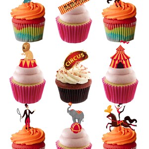 Op de afbeelding: Negen cupcakes met circusthema decoraties. Elke cupcake heeft kleurrijke frosting en een decoratieve topping, waaronder een leeuw, een circustent en het woord "CIRCUS". De cupcakes zitten in roze papieren vormpjes.