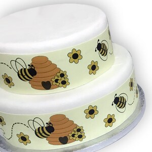 Topper per decorazione torta con glassa, simpatico calabrone, vaso di miele, bordo del nastro. Perfetto per torte più grandi. Avvolgi una torta ghiacciata. Facile da usare.