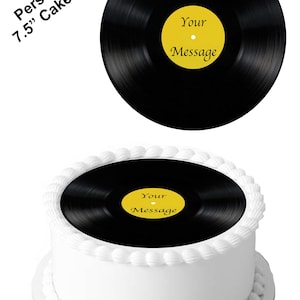 Könnte beinhalten: Ein runder Tortendekor in Form einer schwarzen Schallplatte mit einem gelben Etikett, auf dem "Ihre Nachricht" steht. Der Durchmesser beträgt 7,5 Zoll.