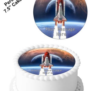 Op de afbeelding: Een ronde eetbare taarttopper van 7,5 inch met een spaceshuttle die de ruimte in schiet met een rode planeet en een blauwe planeet op de achtergrond. De tekst "Your Message Here" is op de taarttopper gedrukt.