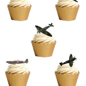 24 decorazioni per cupcake in carta cialda commestibile, pretagliate e autoportanti, a tema aereo Spitfire, per il Giorno della Vittoria in Europa, commemorazione della Seconda Guerra Mondiale. Completamente commestibili e PRETAGLIATE.