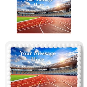 Pode incluir: Topper de bolo retangular A4 personalizado com um design de estádio. A imagem apresenta uma pista de corrida com faixas vermelhas e linhas brancas, um campo verde e um céu azul com nuvens. O texto diz "Your Message Here".