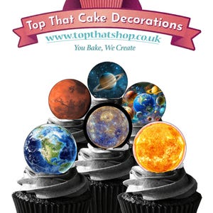 Könnte beinhalten: Cupcakes mit schwarzem Zuckerguss und planetenbezogenen Toppings, darunter Mars, Saturn, Erde, Merkur und die Sonne. Das Bild zeigt ein Banner mit der Aufschrift "Top That Cake Decorations" und der Website-Adresse.
