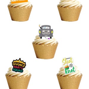 Op de afbeelding: Vijf cupcakes met witte glazuur en gouden cupcakevormpjes. Elke cupcake heeft een andere topping met tekst: "100% OF DIVORCES END IN HAPPINESS", "DIVORCE The end of an error.", "Just Divorced", "DIVORCE PARTY SQUAD", en "Shot I JUST UNTIED THE knot".