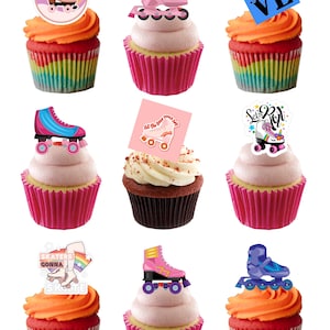 Pode incluir: Nove cupcakes com decorações de patins. Os cupcakes têm cobertura rosa, laranja e arco-íris. As decorações incluem patins e textos como "Roll With It", "Let the Good Times Roll" e "Skaters Gonna Skate".