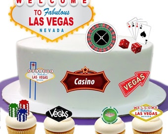 Può includere: Una torta bianca decorata con un cartello di Las Vegas, carte da gioco, dadi, una roulette e un cartello del casinò. Ci sono quattro cupcake decorati con topper a tema Las Vegas.