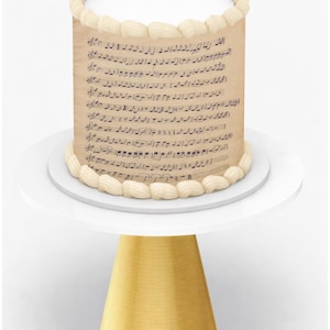 Könnte beinhalten: Ein runder Kuchen mit weißer Oberseite und beigem Zuckerguss. Die Seiten des Kuchens sind mit Noten bedeckt. Der Kuchen steht auf einer weißen Tortenplatte mit goldenem Sockel.