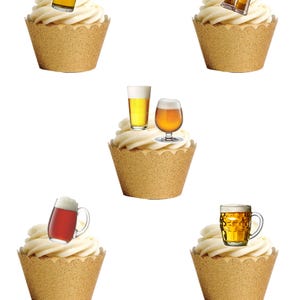 Könnte beinhalten: Eine Sammlung von Cupcakes, die mit verschiedenen Biergläsern verziert sind. Jeder Cupcake hat eine goldbraune Papierform und ist mit weißem Zuckerguss bedeckt. Die Biergläser sind mit verschiedenen Biersorten gefüllt und zeigen eine Vielzahl von Farben und Stilen.