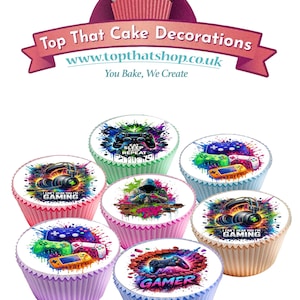 Könnte beinhalten: Cupcakes mit essbaren Dekorationen zum Thema Gaming. Die Cupcakes haben farbenfrohes Frosting und Bilder von Gamecontrollern, Kopfhörern und dem Text "Eat Sleep Game Repeat", "I Can't Hear You I'm Gaming" und "Gamer". Das Bild enthält auch den Text "Top That Cake Decorations".