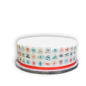 Topper de decoração de bolo de cobertura de fita de borda de selos personalizados de passaporte de viagem. Perfeito para bolos maiores. Enrole um bolo gelado. Fácil de usar.