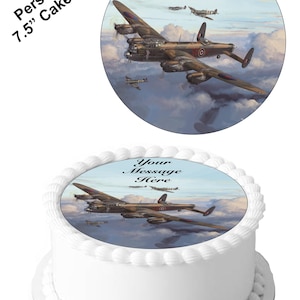 Gepersonaliseerde vintage Lancaster bommenwerpervliegtuig 7,5 inch cirkel eetbaar glazuur taarttopper decoratie. Personaliseer je taart. Perfecte grotere taarten.