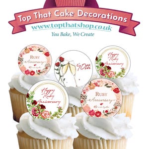 Può includere: Cupcakes con decorazioni commestibili per un anniversario di rubino. I topper presentano disegni floreali, le parole "Happy Ruby Anniversary" e "40 Years Together". L'immagine include anche il testo "Top That Cake Decorations".