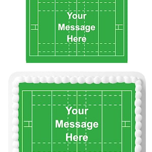 Könnte beinhalten: Ein rechteckiger Kuchentopper in Grün und Weiß mit einem Rugbyfeld-Design. Der Text "Your Message Here" ist in Weiß auf dem grünen Feld gedruckt.