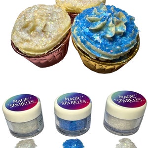 Könnte beinhalten: Drei Cupcakes, die mit weißen und blauen, schimmernden Streuseln verziert sind. Drei Gläser mit schimmernden Streuseln, die mit "Magic Sparkles" in weißer Schrift auf schwarzem Hintergrund beschriftet sind.