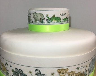 Lindo adorno para tarta con borde de animales de la jungla, ideal para tartas más grandes. Se envuelve alrededor de una tarta glaseada. Fácil de usar.