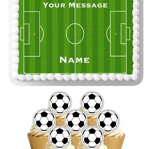 Könnte beinhalten: Ein rechteckiger Kuchen mit einem grünen Fußballfeld-Design, die Worte "YOUR MESSAGE" und "NAME" sind auf dem Kuchen aufgedruckt. Sieben Cupcakes mit Fußball-Dekorationen befinden sich im Vordergrund.