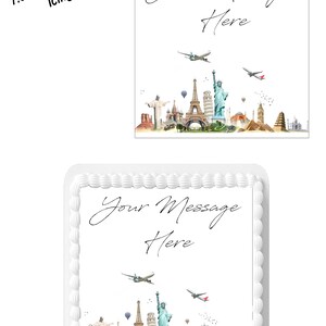 Può includere: Un topper per torta personalizzato quadrato di 19 cm con sfondo bianco. Il design presenta monumenti famosi come la Torre Eiffel e la Statua della Libertà, con il testo "Your Message Here" e aerei.