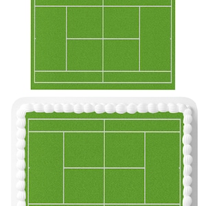 Könnte beinhalten: Ein essbarer Tennisplatz-Kuchentopper in Grün und Weiß. Der Topper ist in Form eines Tennisplatzes mit weißen Linien und einer grünen Oberfläche.