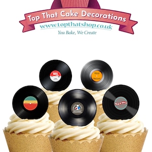 Puede incluir: Cupcakes con glaseado blanco y moldes dorados, cubiertos con decoraciones de discos de vinilo negros. La imagen incluye el texto "Top That Cake Decorations" y "www.topthatshop.co.uk".