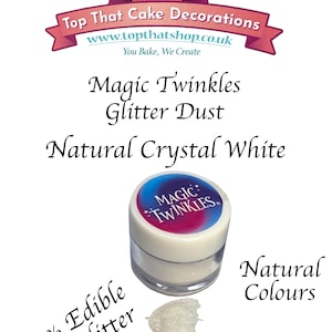 Könnte beinhalten: Ein Glas Magic Twinkles Glitter Dust in Natural Crystal White. Das Glas hat einen weißen Deckel mit einem blau-rosa Etikett. Das Bild enthält auch den Text "100% Edible Fine Glitter", "Natural Colours" und "Vegan Certified".