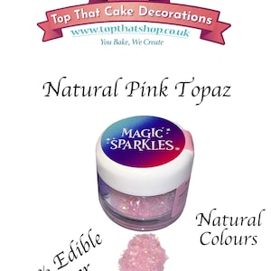 Może przedstawiać: Słoik jadalnego brokatu "MAGIC SPARKLES" w kolorze naturalnego różowego topazu. Obraz zawiera również napisy "100% Edible Glitter", "Natural Colours" i "Vegan Certified". Widoczne jest również logo "Top That Cake Decorations".