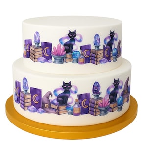 Peut inclure: Gâteau blanc à deux niveaux avec une base dorée, décoré d'un motif répété de chats noirs, de livres, de cristaux et de flacons de potion. Le gâteau a un thème magique et fantaisiste, idéal pour Halloween.