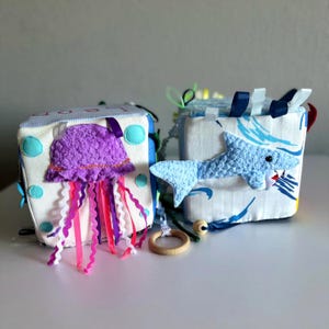 Cube sensoriel Montessori pour bébé - Jouet doux pour nouveau-né - Activité sur le ventre - Cadeau de baby shower - Jouet de développement fait main
