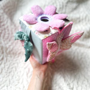 Cube sensoriel Montessori pour fille | Peluche pour bébé avec textures et paillettes | Cadeau fait main pour le développement du nouveau-né