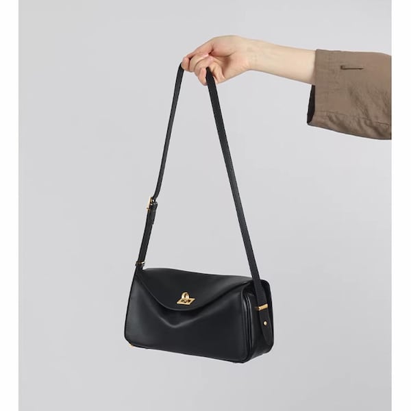 Liten läderaxelväska, minimalistisk fyrkantig axelväska, elegant damväska, armhålsväska