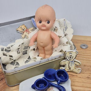Vintage 1950s Kewpie Doll: Hard Plastic, Jointed Arms, Molded Hair (4.5&quot; Damaged) #34