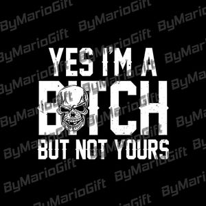Op de afbeelding: Zwart grafisch ontwerp met de tekst "YES I'M A BITCH BUT NOT YOURS" in het wit, met een schedelafbeelding. Het ontwerp is verweerd, wat het een vintage uitstraling geeft.