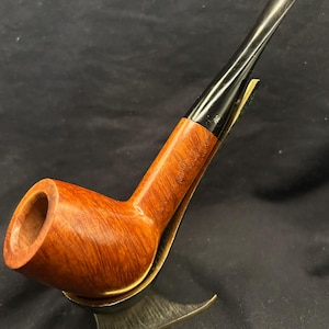 Könnte beinhalten: Ein Set aus drei Keramikbechern mit gesprenkelter, matter Oberfläche. Die Becher sind in den Farbtönen Creme, Hellgrau und Dunkelgrau gehalten. Jeder Becher hat ein schlichtes, minimalistisches Design und einen abgerundeten Henkel.