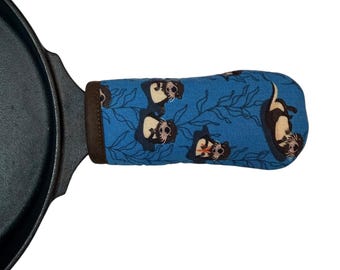 Otters Cast Iron Handle Mitt
