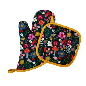 Floral Mushroom Oven Mitt and Pot Holder Set image 1