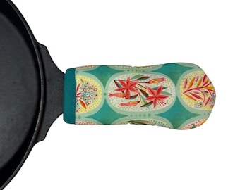 Flower Medallions Cast Iron Skillet Mitt